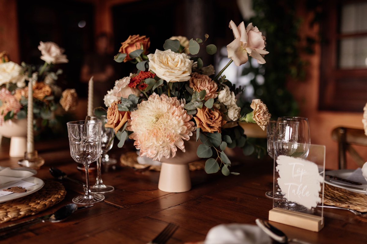 A very pretty boho set up for a #microwedding in #tenerife   

licandroweddings.com 

#licandroweddings #weddingplanner #boho #flowers #weddingdecoration #weddingflowers
