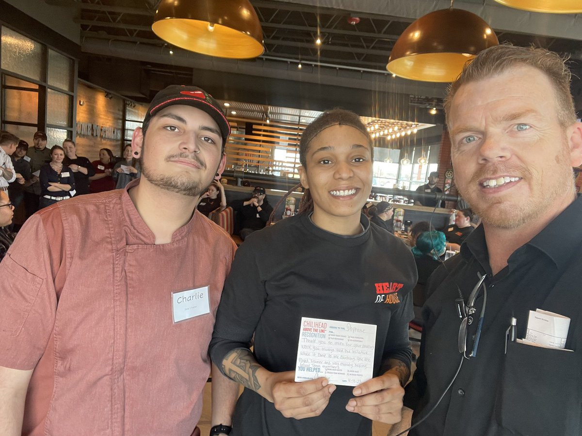 collis117's tweet photo. Chilis Avon delivering some #ATL  with #ChilisLove great job to all of these TM’s, trainers &amp; managers #TeamAvon https://t.co/hTPyM7aNCM