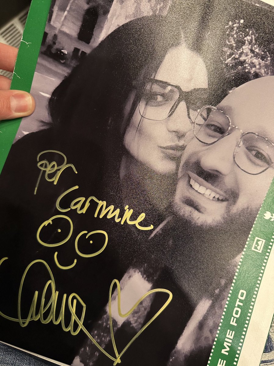 iamcarmine_'s tweet photo. Grazie per avermi disegnato le tue tette che poi sono diventate una faccina sulla nostra foto… solo noi due così trash comunque aahahahahahah 
@LauraPausini https://t.co/4VOH9YoABX