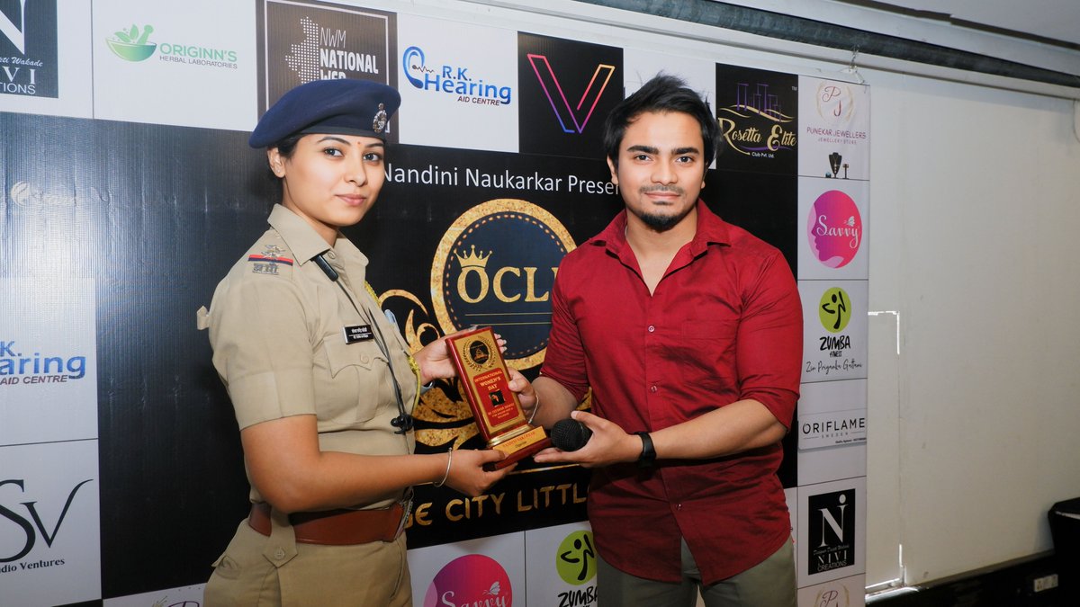 Awarded Special Token of Honour by the hands of PSI Sandhya from <a href="/NagpurPolice/">Nagpur City Police</a>  Department ✨
🙏🏻 Always Grateful to Nagpur Police &amp; Nagpur Municipal Corporation for their love &amp; support During our Events ♥️
📸 Rohan Thakare 
.
.
.
.
.
.
.
#mjzeeshan #anchor #host #celebrityanchor