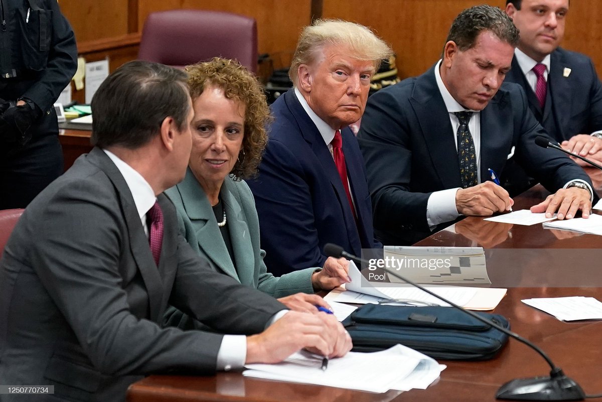 Former U.S. President Donald Trump sits with his defense team as he appears in Manhattan Criminal Court during his arraignment in New York City 📷: Seth Wenig/Pool #TrumpArraignment