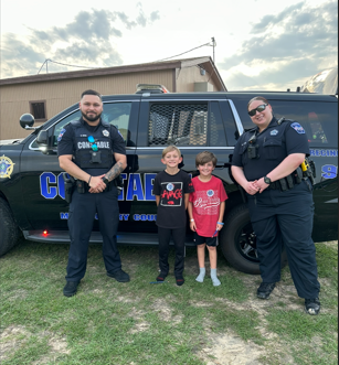 mocopct3's tweet photo. On  3/31, 23, Constable Gable’s deputies participated in the Kaufman Ele. School Carnival event in the Imperial Oaks Subdivision. There were approx. 200 participants in the annual event where Deputy Hyten &amp; Deputy Vera gave kids badges, pens, pencils &amp; stickers. #communitypolcing https://t.co/LAGkQLe76r
