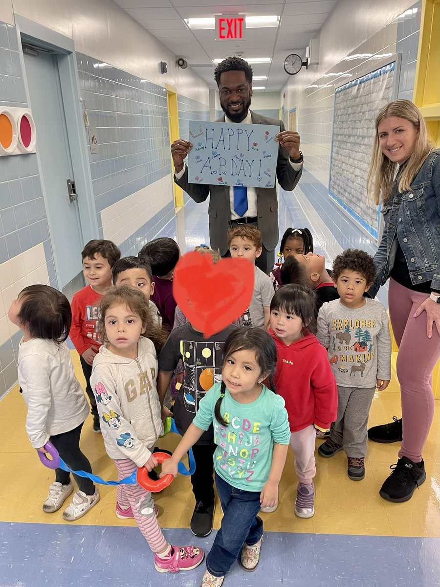 D31BeeHiveSI's tweet photo. #AmazingAP #HeartofGold #Surprise!!!! #TompkinsLovesYou β€οΈ @DrJoyAbrams @AP_JelaniMiller @DrMarionWilson @CSD31SI @NYCSchools https://t.co/QRISDmxmpM