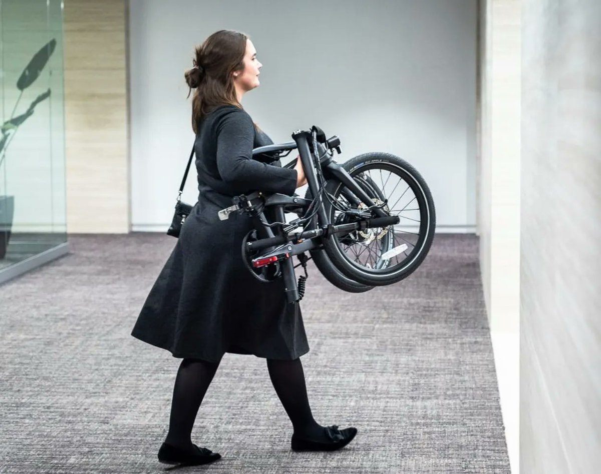 Ridecarbo's tweet image. 👔  Say goodbye to traffic jams and hello to a better workday with cycling! 

Not only is it a great way to sneak in some exercise, but it also helps reduce your carbon footprint and saves you money on gas and parking. 

#cyclingtowork #commuterlife #ridecarbo #carbobikes