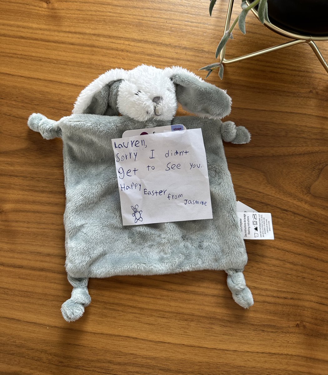 MsSamPower's tweet image. One of my Ss knew she wasn’t going to be there for our visit today but she left a sweet note and treat for Lauren. My heart!! Thank you, J! 💗🐰 @SFOAschool