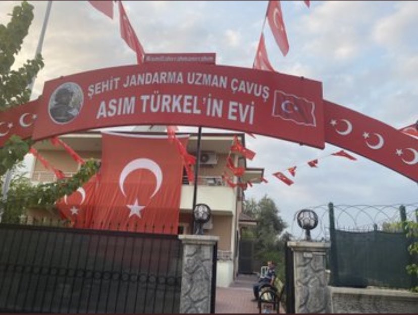 120Nman's tweet photo. UNUTMADIK !

Jandarma Özel Harekât Tabur Komutanlığı'nda görevli Uzman Çavuş Ferruh Dikmen Uzman Çavuş Asım Türkel Tunceli’de şehit oldu.

Nasıl şehadet şerbetini içti bu devletin Yağız delikanlıları hatırlayanınız var mı?

Tunceli'nin Nazımiye ilçesinde PKK'lı teröristlere yönelik düzenlenen operasyonda olumsuz hava koşulları nedeniyle soğuktan DONARAK şehit düştü bu kardeşlerim !

Sırf bizler sıcak yatağımızda huzur ve güven içersinde yatabilelim diye onlar ailelerini henüz bakmaya doyamadıkları bebeleri geride bırakarak bu Vatana Can Ektirler !

Evlat bizim olmayınca kolay unutulur 45 saniyelik bir haber üç kez geçen alt yazı ile ahirete peygambere komşu oldular.

Böylesi can alıcı soğukta bile Vatan toprağının üzerine düşen kar tanelerini yorgan bilip görevlerini ifa etmek için canlarını hiçe sayıp gittiler. 

Değerli devlet büyükleri yapılan nice kahramanlıklar yazılan nice destanlarla dolu bu Asrın Aslanlarının geçmişi bahçelere çiçek ekenler kadar kıymeti yok mu gerçekten ?
Gelin kahramanların mesleki endişelerinden kurtarın cephede endişe duyarak görev yapmaktansa benim ailem güvende benim ailem emniyette düşüncesiyle kafalarındaki soru işaretlerini kaldırıp kahramanlar ANALARININ AK SÜTÜ gibi helal olan kadroyu HAKLARINI TESLİM EDİN !

UNUTMADIK - UNUTMAYACAĞIZ !

#UzmanÇavuş
@alitilkici38
@yilmaz_ismet58
@mustafaelitas
@dbdevletbahceli
@RTErdogan
@yilmaz_ismet58
@AvOzlemZengin
@UlviYonter
@akbasogluemin
@erkanakcay45
@MhpTbmmGrubu
@Akparti
@iscihaber
@RTEdijital
@fahrettinaltun
@tcbestepe
@turanbulent
@saracihan61
@maydin09
@TBMMresmi
@FOXhaber 
@ErcanSeki
@startv 
@tgrthabertv 
@ntv 
@cnnturk 
@showanahaber 
@sabah 
@nazlicelik_ 
@Fullyaozturk 
@fatihportakal 
@cemkucuk55 
@cemacikgozz 
@HaberturkTV 
@tv100 
@osmanIiocakIari
@kuliyehaber 
@gazetesozcu 
@incisozluk 
@vekilince
@HaberturkTV 
@Haberturk
@SermetAtay 
@UlviYonter
@ismailsaymaz 
@KucukkayaIsmail 
@haciykk 
@DrSinanOgan