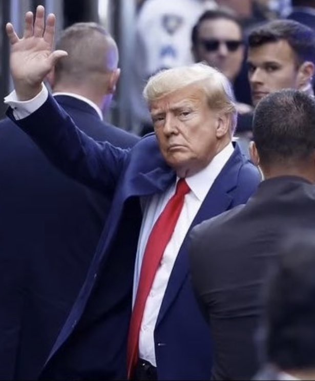 johnny maga on Twitter "On the left, a young man blissfully exits his
