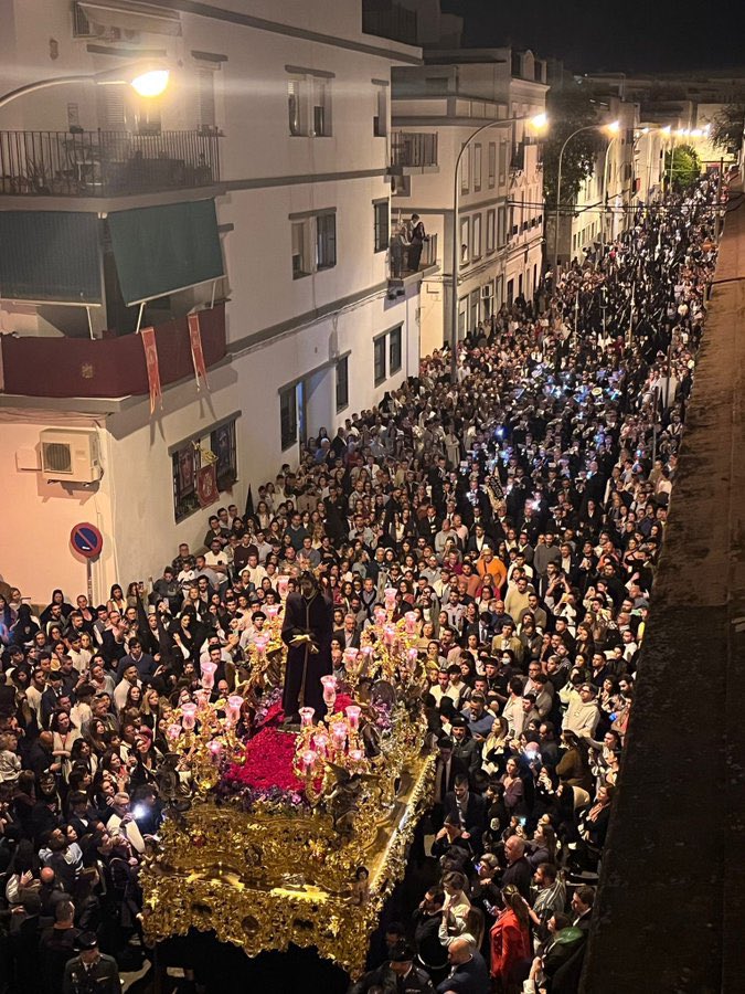 JuanLabado00's tweet photo. “Sevilla te gana, detrás del Cautivo”

No busquen, que no hay más, el Cautivo de Sevilla. Un Barrio hecho Cofradia.

#SantaGenoveva23 https://t.co/ydNTLwec0c