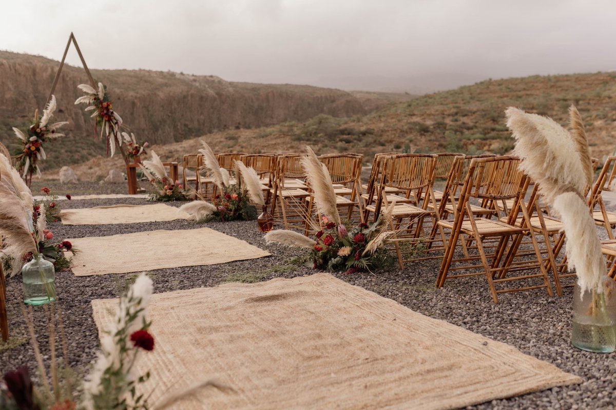 A gorgeous #bohowedding #weddingceremony on top of a mountain in #tenerife  

licandroweddings.com 

#licandroweddings #weddingplanner #mountainwedding #weddingarch #mountain