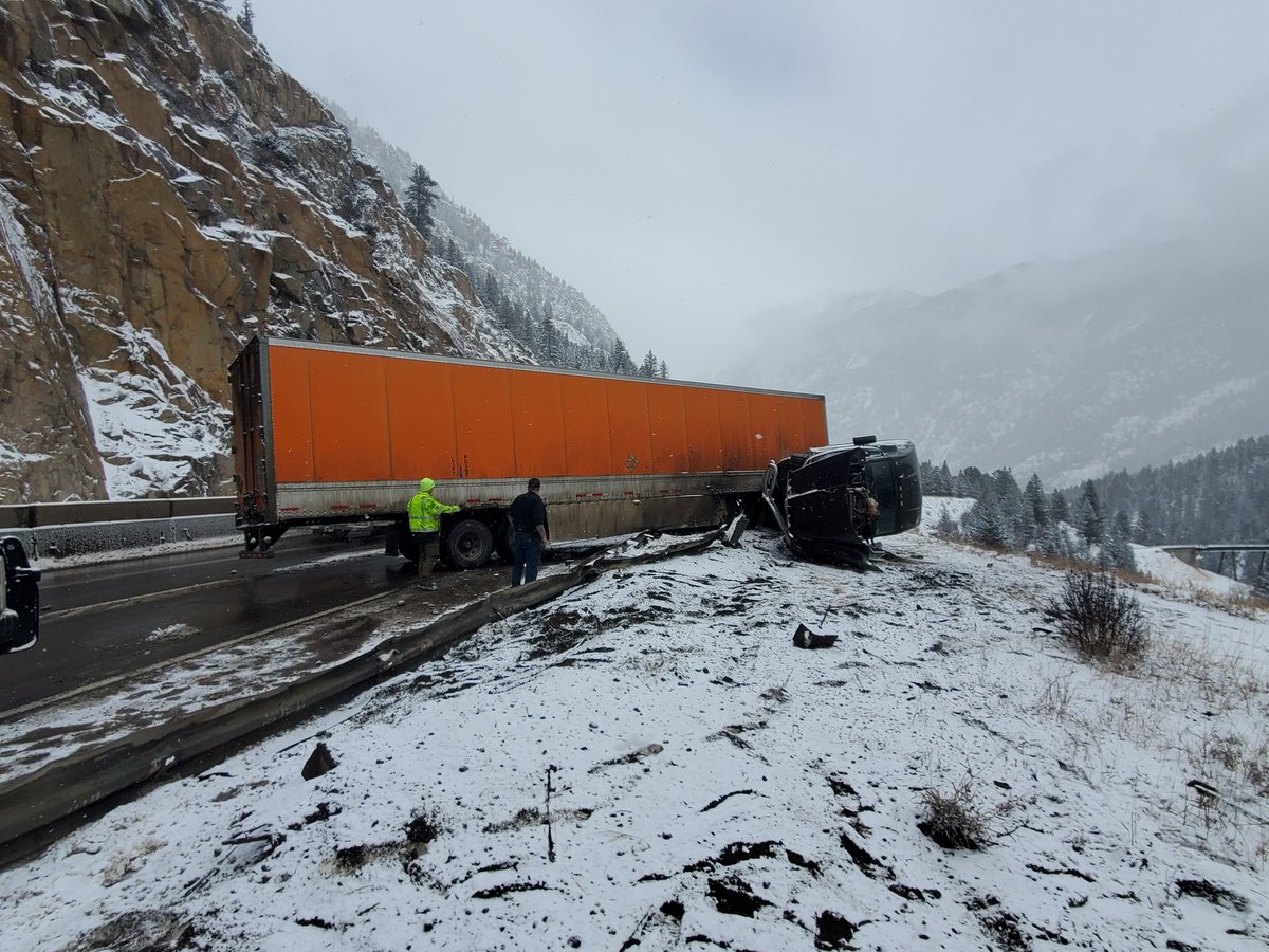 CSP_MCSAP's tweet image. Motor Carrier, Hazardous Materials, and 1A Troopers are currently dealing with a CMV crash on I70 MP226, just west of Georgetown.