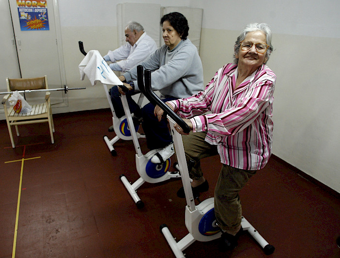 ucatolica's tweet photo. 👵🏼👴🏼📈 Casi 2 millones de personas pertenecerán a la #CuartaEdad en los próximos 30 años en 🇨🇱. Así lo indica un nuevo estudio del Observatorio del Envejecimiento UC y @ConfuturoCL, que analiza la calidad de vida que tendrán las y los mayores de 80 años: https://t.co/TEeQ6O9ZR3 https://t.co/vDGViD1SMR