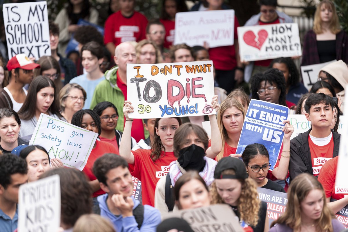 Everytown's tweet photo. Students in Tennessee walked out yesterday &amp; students nationwide are walking out tomorrow to say ENOUGH. Guns are the #1 killer of American children and teens but they don't have to be.

Join @StudentsDemand tomorrow: Text WALKOUT to 644-33 to organize a walkout at your school. https://t.co/5MVK4g6Sju