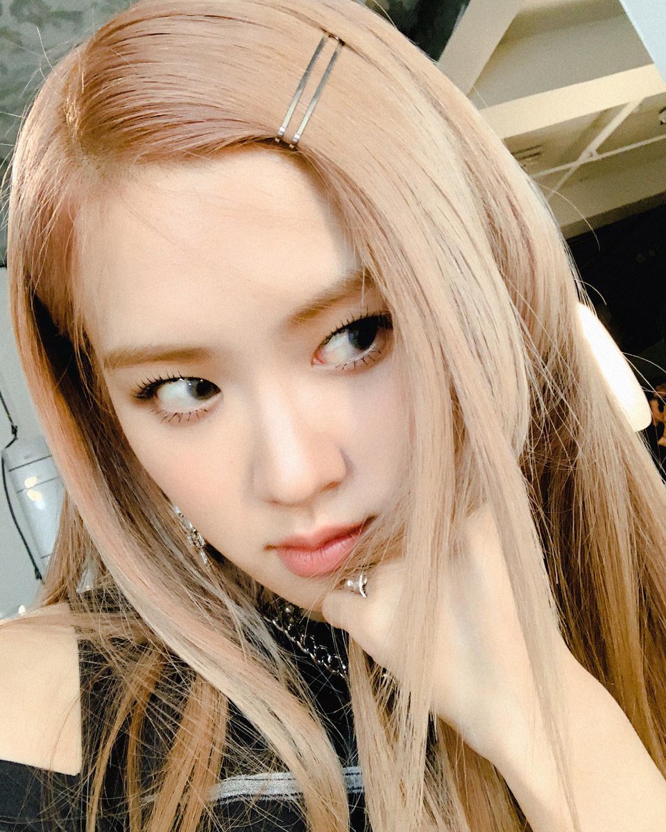 rosé pics tweet media