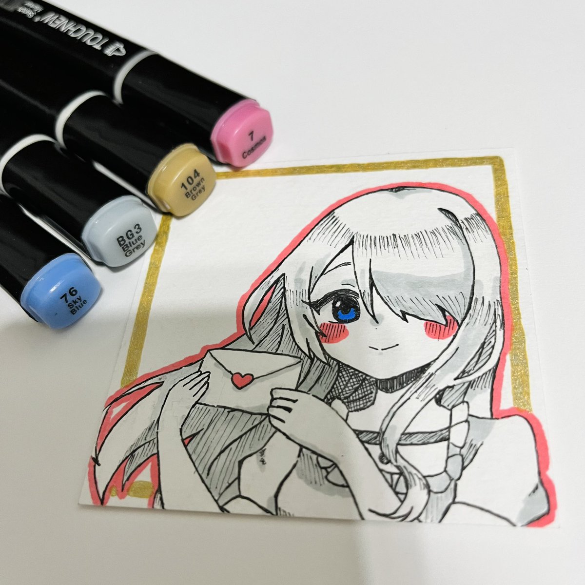 給佬朋友的生日手繪假裝簽繪板小卡～！

在加字之前先拍照了，一方面保護對方個資（？）另一方面是怕字寫上去會毀掉( ´･･)

本來想畫人家的推角但是想不到喜歡的構圖，最後就乾脆畫自己了（？）除了好久沒有畫自己之外也是第一次嘗試這樣上色，很偷懶很有趣很新鮮ʕ ◦`꒳´◦ʔ