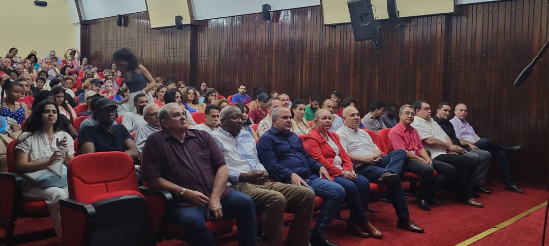 PartidoPCC's tweet photo. El encuentro estuvo presidido por el miembro del Buró Político del @PartidoPCC y Secretario de Organización del CCPCC, @DrRobertoMOjeda, miembros del Secretariado del CCPCC, jefes y vicejefes de departamentos y oficinas.
 El primer pensamiento de la tarde para #FidelPorSiempre https://t.co/q91uwEz0J9