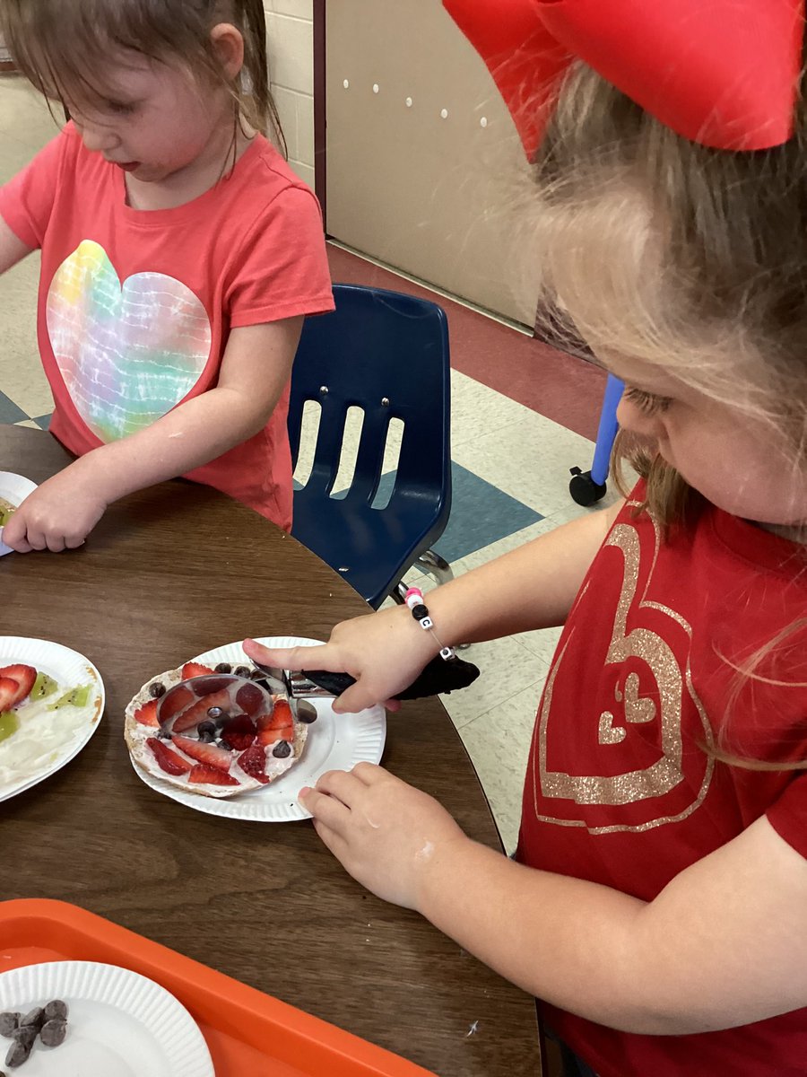 Tasty Tuesday for Week of the Young Child! We made fruit pizzas, and they we so tasty! #lessonsyoucaneat @NISDLeonSprings @NISDLeonSprings #wotyc #tastytuesday