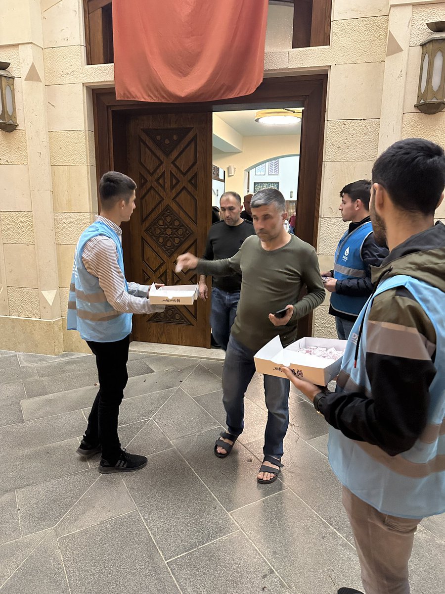 GencCukurova01's tweet photo. Adana İl Gençlik Çalışmaları Öncülüğü ile Çukurova Gençlik Çalışmaları Olarak Nuri Çomu Camisinde Teravih Namazı Sonrasında Halkımıza Lokum İkram Ettik.
Genelbaşkanımız Ali Babacan’ın Selamlarını İlettik @alibabacan @dogasanlioglu @halitbrkcn @Adembzkrt01 @adanagencdeva https://t.co/iAhEiOLvwJ