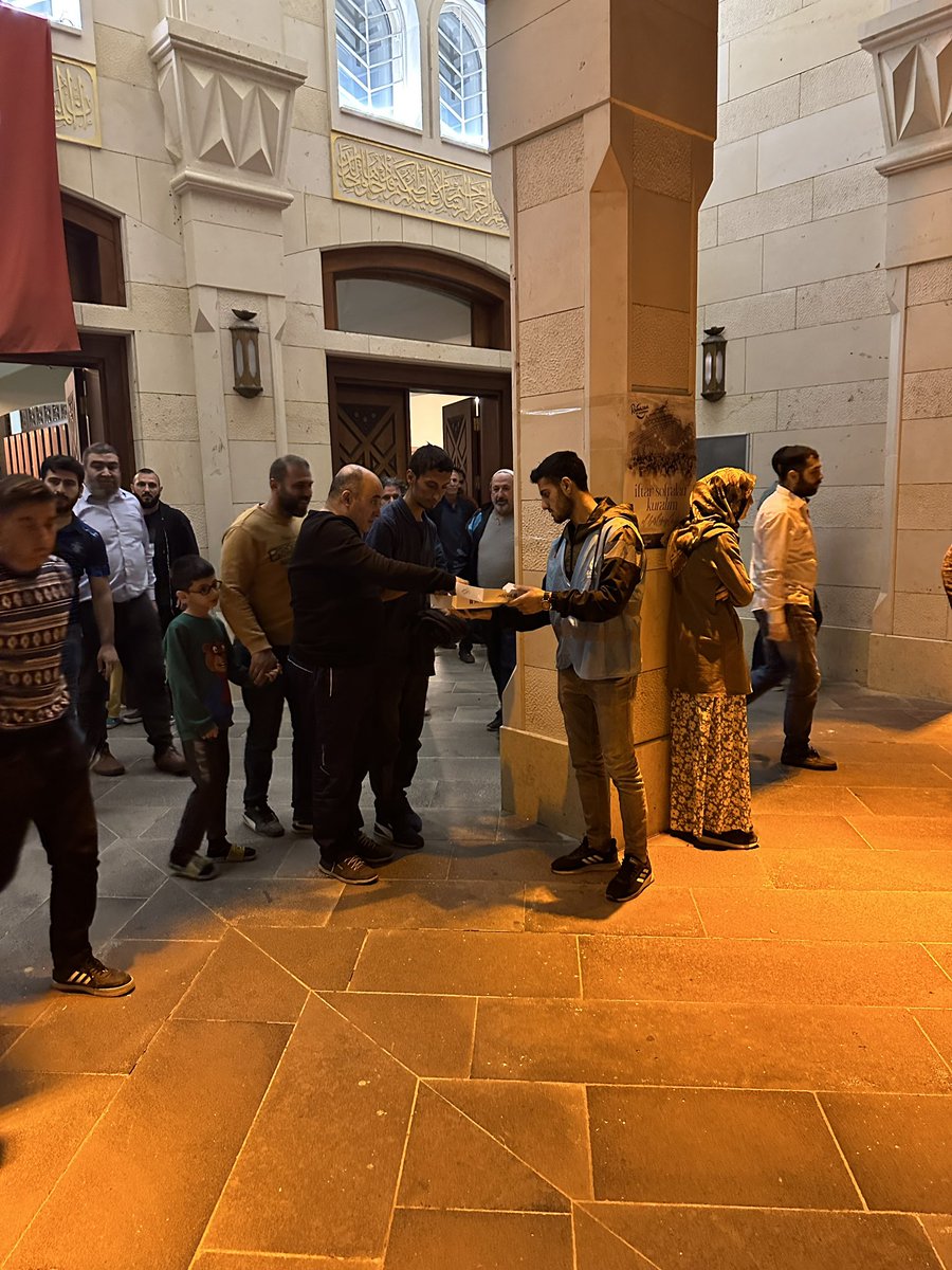 GencCukurova01's tweet photo. Adana İl Gençlik Çalışmaları Öncülüğü ile Çukurova Gençlik Çalışmaları Olarak Nuri Çomu Camisinde Teravih Namazı Sonrasında Halkımıza Lokum İkram Ettik.
Genelbaşkanımız Ali Babacan’ın Selamlarını İlettik @alibabacan @dogasanlioglu @halitbrkcn @Adembzkrt01 @adanagencdeva https://t.co/iAhEiOLvwJ