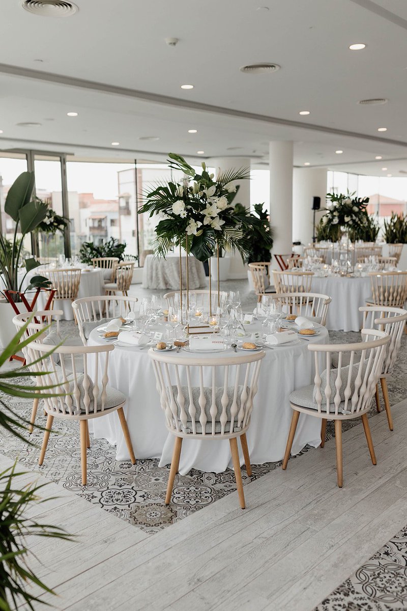 A fresh #tropicalwedding style for a 5* #hotelwedding #banquet in  #tenerife <a href="/gfhoteles/">GF Hoteles</a> 

licandroweddings.com 

#licandroweddings #weddingplanner #wedding #weddingday #gfvictoria