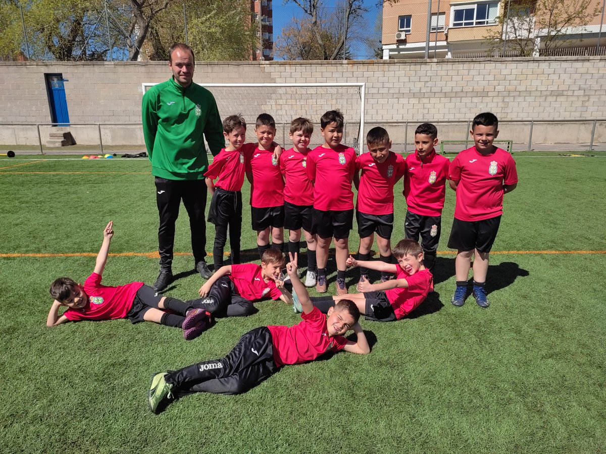 CAMPUS | Segundo día de campus, los chicos siguen entrenando a tope. Están divididos en tres grupos, los porteros con <a href="/SebaQuirogaS/">Sebastian Quiroga</a> realizando trabajo específico, y los jugadores de campo están repartidos con <a href="/RalCont15/">Raúl Contreras</a> y <a href="/CarrilloAitor/">Aitor Carrillo</a>.

#VamosLoranca #SomosLoranca