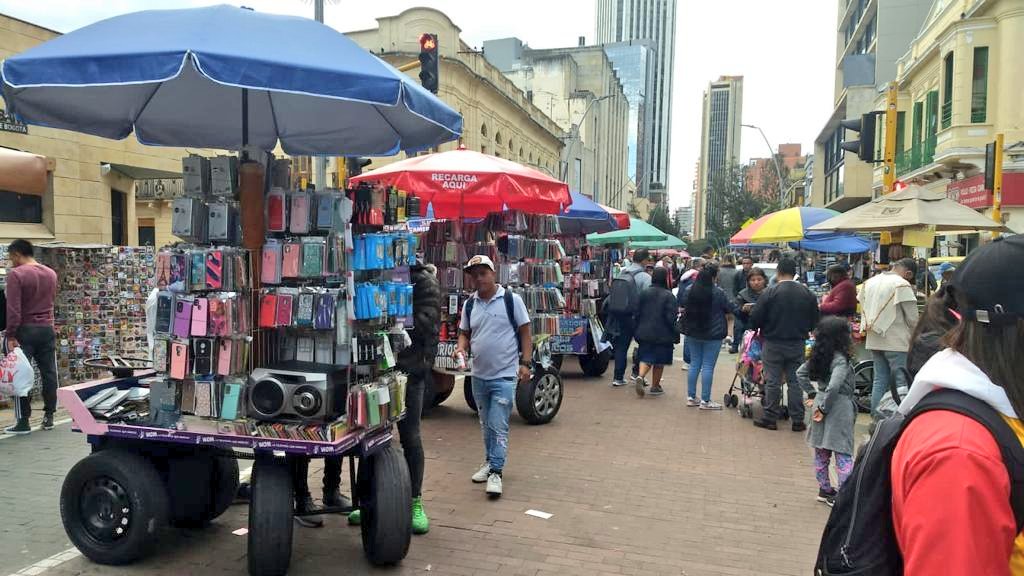 CulturaenBta's tweet photo. La transformación social de nuestro entorno y de los lugares que habitamos, es un proceso que nos concientiza como comunidad a seguir conservando y cuidando este espacio de y para tod@s en @Bogota.
¡Este es nuestro Centro! 💜🍃🙌🏼🤩 #BogotáSabeACentro #VamosMejorando https://t.co/qwxNP5lQPO