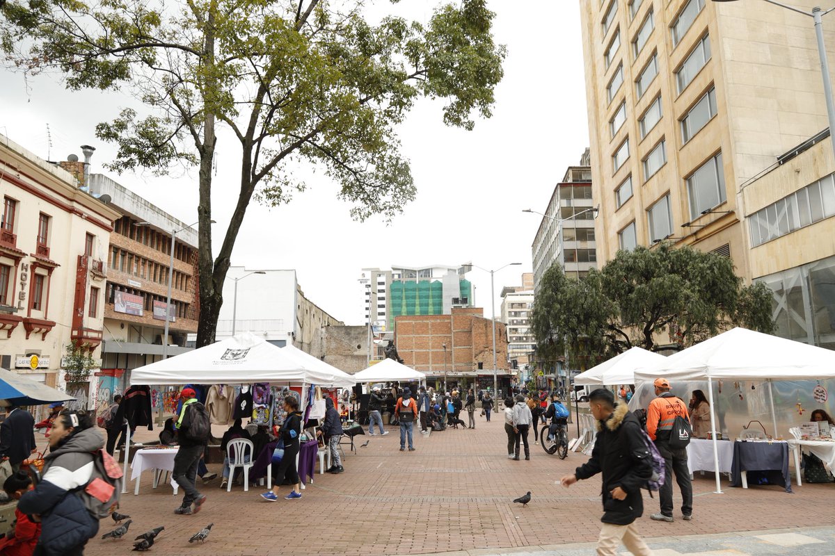 CulturaenBta's tweet photo. La transformación social de nuestro entorno y de los lugares que habitamos, es un proceso que nos concientiza como comunidad a seguir conservando y cuidando este espacio de y para tod@s en @Bogota.
¡Este es nuestro Centro! 💜🍃🙌🏼🤩 #BogotáSabeACentro #VamosMejorando https://t.co/qwxNP5lQPO