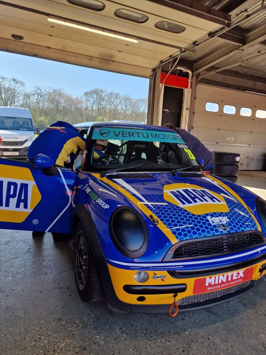 C_EasonRacing's tweet photo. Day 1 at @Brands_Hatch for testing, ready for the weekend 🔵🟡 

@naparacinguk 
#naparacinguk #Motorsport #brandshatch #ukmotorsport #MINI #miniracing #minichallengeuk #racingdriver #Car https://t.co/iS9WoVqjRw