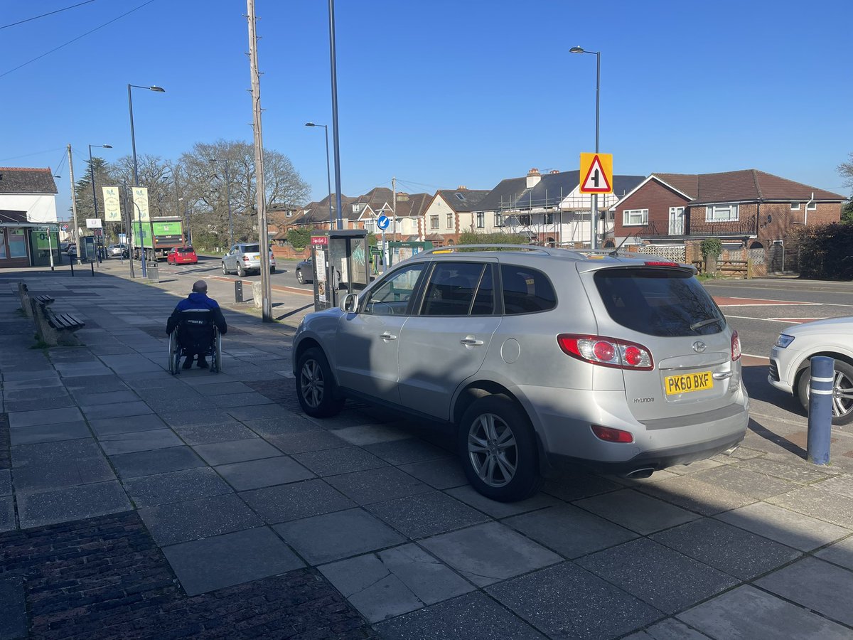 EnemyCoastAhead's tweet photo. Cowplain, Hampshire. Blighted by cars strewn all over the London Road A3 pavements. Others are left on double yellows with impunity. Why no enforcement? It’s so anti-social and looks awful. @HavantBorough @portsmouthnews @YPLAC #cowplain https://t.co/qZfWpZBx9n