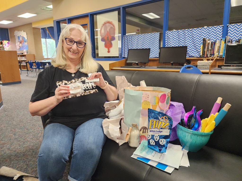 GailPHall1's tweet photo. #ShepherdISD #ShepherdMiddleSchool #vision2025 #PirateNation #TexasMiddleSchools #SISDSupchallenge #CKH #SchoolCounselor Celebrating National Librarian’s Day w SMS librarian, Ms. Fransisco. We appreciate her for everything she does for SMS Pirates! https://t.co/CJ9Wd3e15F