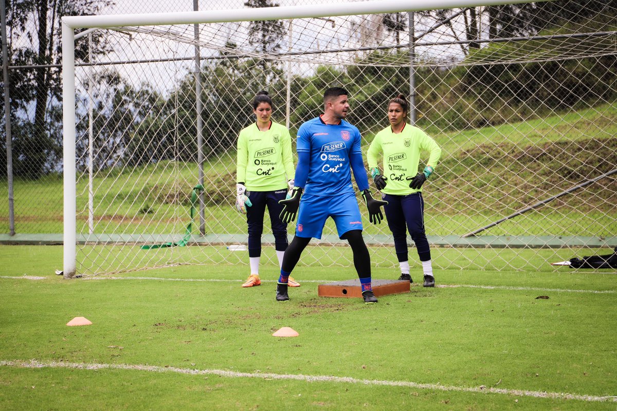 irenetobarmera's tweet photo. Pero, si esperamos lo que todavía no tenemos, en la espera mostramos nuestra constancia.
Romanos 8:25
Dios es bueno. ✨
GRATITUD 🙏🏽
MUJER VALIENTE. 👧🏽💪🏽
#dios #fechafifa #futbol #irenetobar #goalkeeper #ecuador #mujervaliente #photography #pic #girlpower #stronger https://t.co/sInpwfcTMO