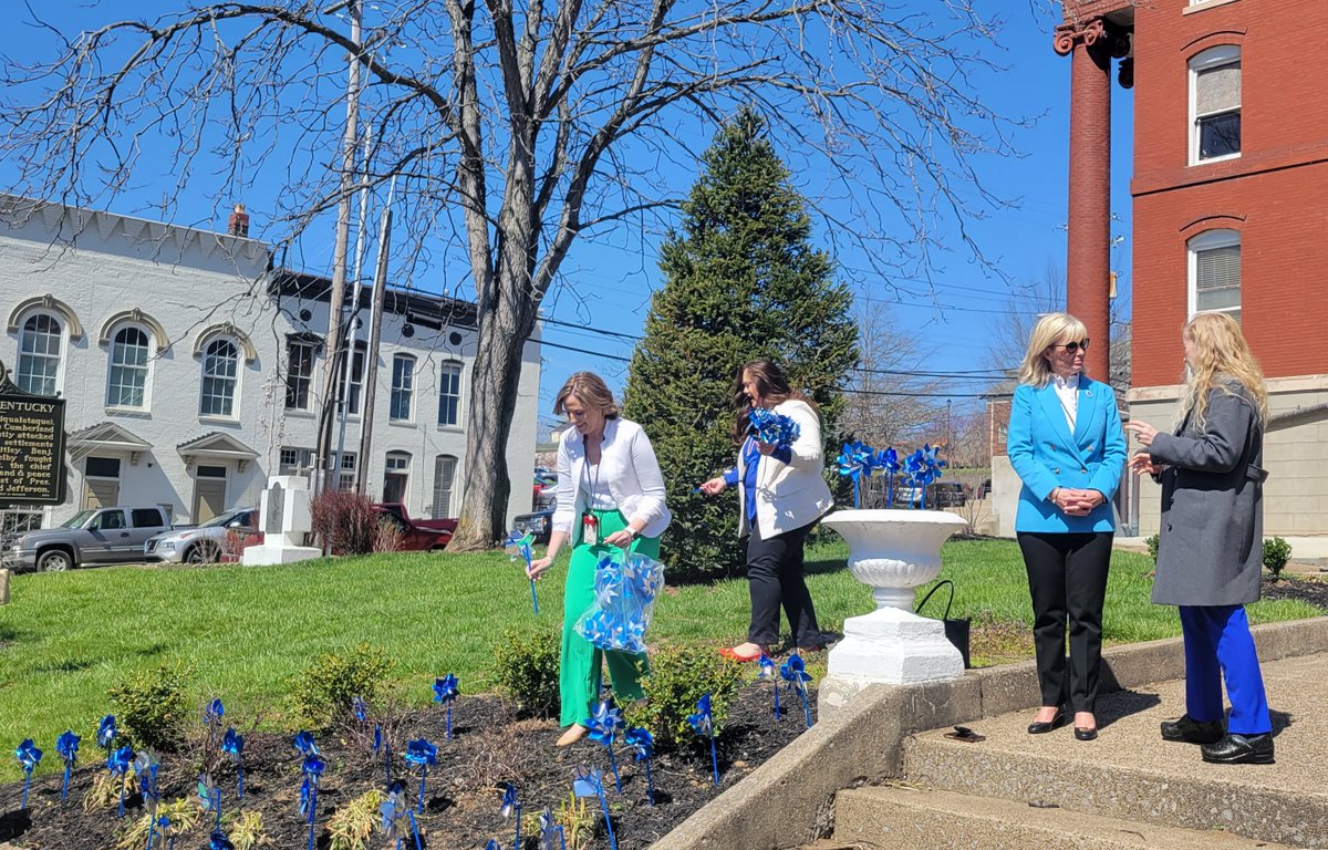 KyDCBS's tweet photo. Staff were joined by Family Court Judge Jane Adams Venters and members of the Stanford Police Department and the Lincoln County Sheriff's Office. Thank you, Lincoln County team!
@PCAKY #Lincoln #SouthernBluegrass #CAPM2023 https://t.co/K33RSZy72h