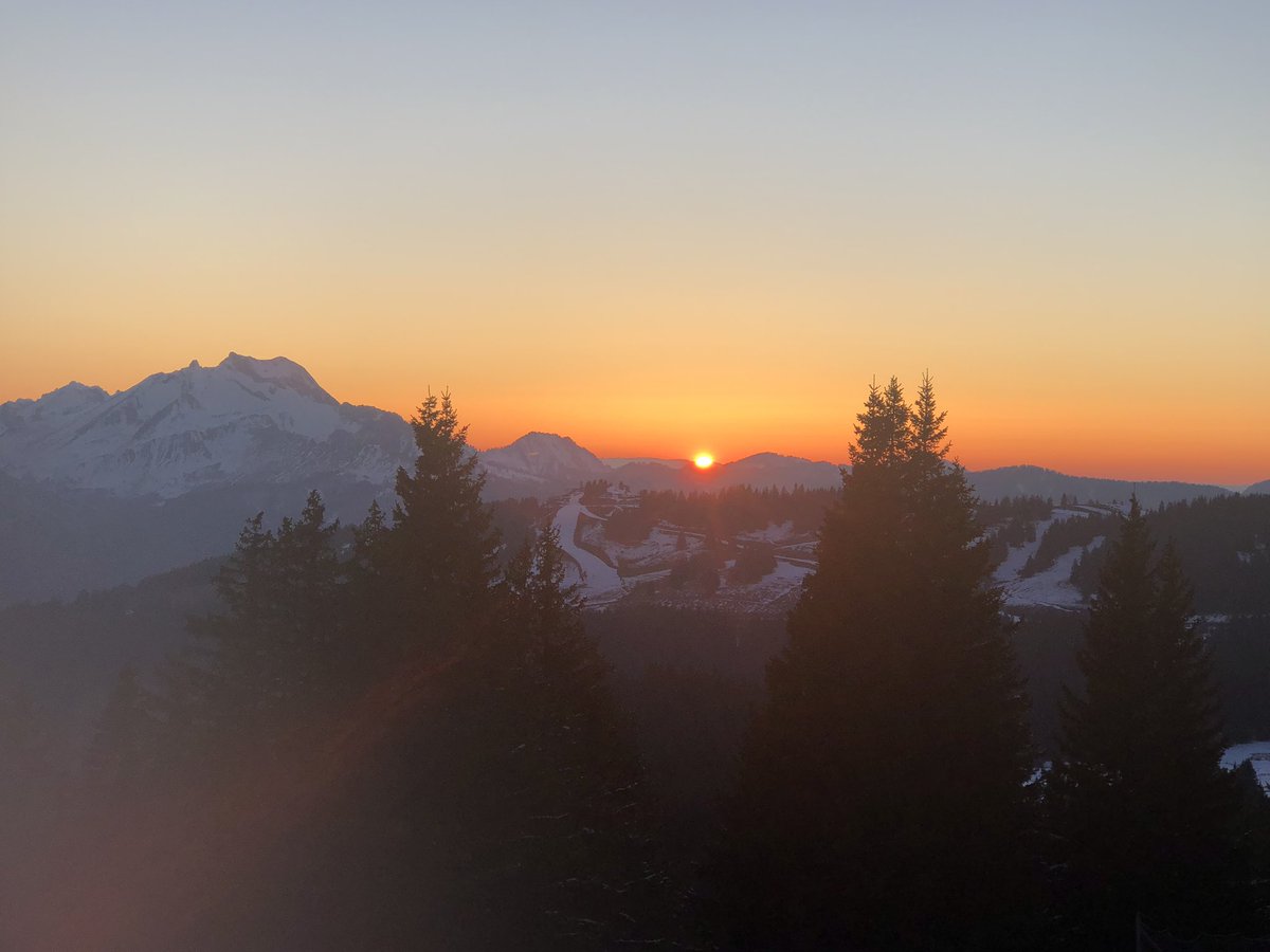 I know it happens every day but watching the sunset over these mountains this evening was beautiful 🌄🌅#Avoriaz #Skiing #sunset