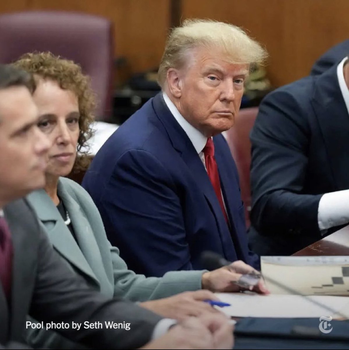 عندما ترى الرئيس السابق لاقوى دولة فى العالم يقبض عليه ويقف متهما امام قاضى جنائي عادى يحاكم مثله مثل اى مواطن فى محكمة عادية وامام شعبه وتوجه له ٣٤ تهمة جنائية بالفساد ومعه محامييه ، فهذه دولة ديمقراطية تحترم القانون الى حد كبير ، وليست مثل جمهوريات وممالك الموز التى تملأ العالم