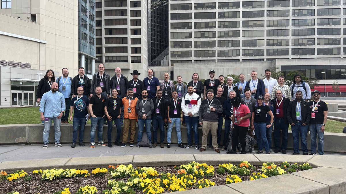 Day 0.5 at ⁦<a href="/devnexus/">Devnexus</a>⁩ 

#Java Leaders Summit Team photo.

Who do you see?

#DevNexus2023