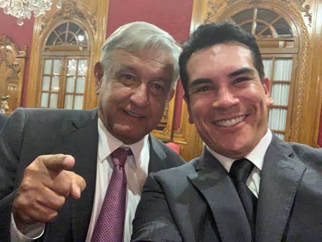 Aun recuerdo esa selfie <a href="/lopezobrador_/">Andrés Manuel</a>