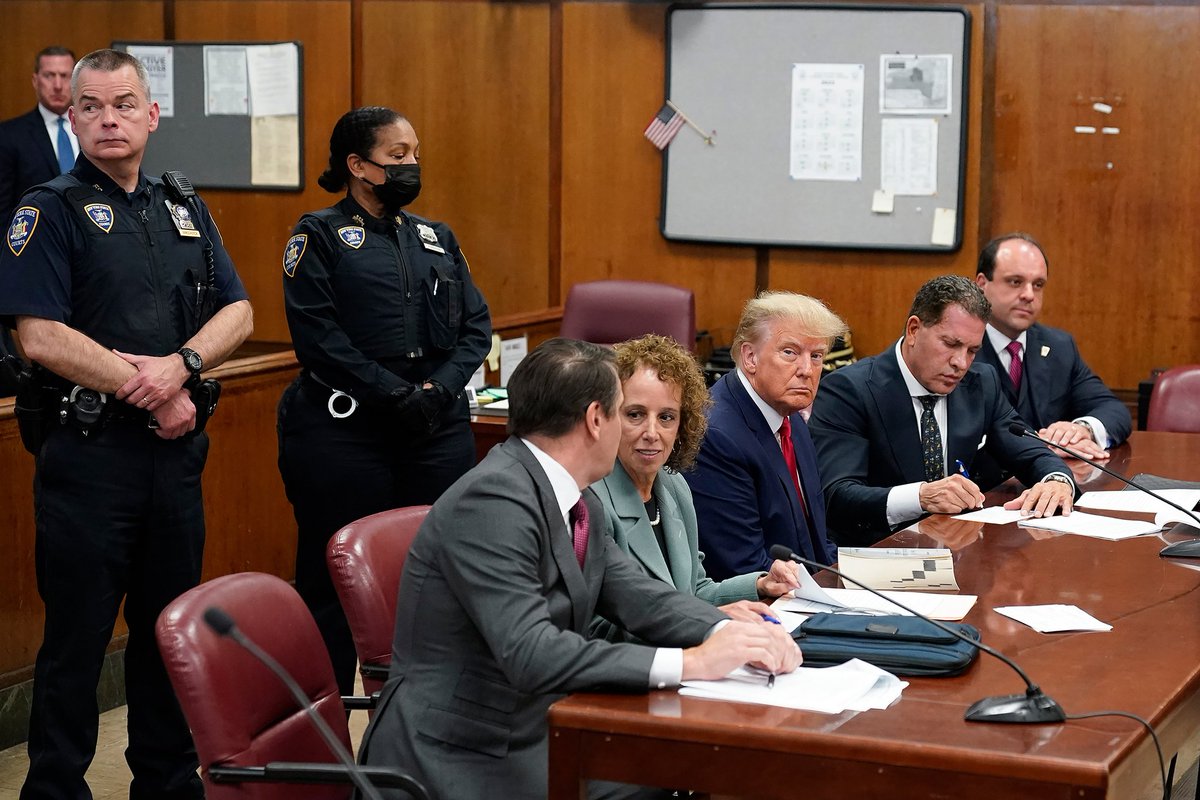 CrayolaCollect1's tweet photo. #IndictmentDay
Kudos to whoever scheduled the court officers! 
A black woman standing directly behind the arrested DEFENDANT. https://t.co/Zq6ygOQ0Tm