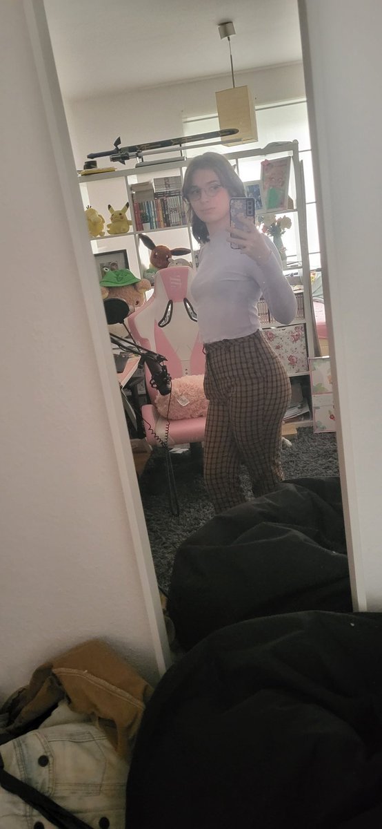MarieMa2000's tweet photo. There are more pics of me in the same outfit because I look cute in it, lol! https://t.co/GRWSfa0dPR