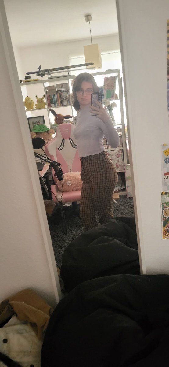 MarieMa2000's tweet photo. There are more pics of me in the same outfit because I look cute in it, lol! https://t.co/GRWSfa0dPR