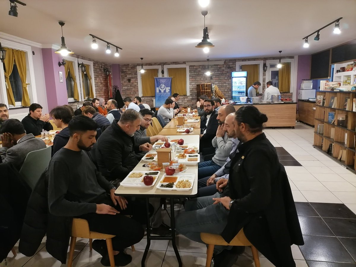 MGKitapKahve's tweet photo. Değerli Bağışçılarımızın katkılarıyla 13. Ramazan #Askıdaİftar programımızı depremzedeler ve @iyfoofficial öğrencilerimiz ile gerçekleştirdik. https://t.co/6QkjDrAsha