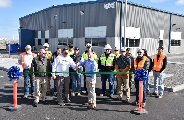 HanfordSite's tweet photo. In this week’s #EMUpdate Newsletter, a @HanfordSite contractor shares its project manager’s passing, site contractors invest in a new laboratory office building, and a plant’s shift operations managers reach full qualifications. https://t.co/PBTYvS4Huw https://t.co/AIwK7tm17t