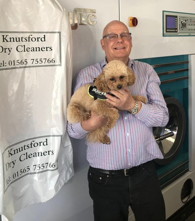 Favourite customer award goes to……Lola. She adores our Robert! 

#knutsford #dogsoftwitter #alderleyedge #prestbury #drycleaning #community