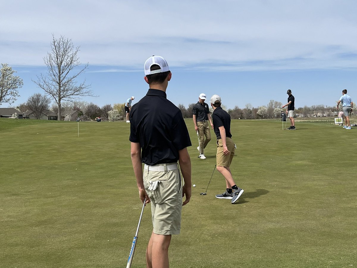 JV golf warming up at Auburn Hills
