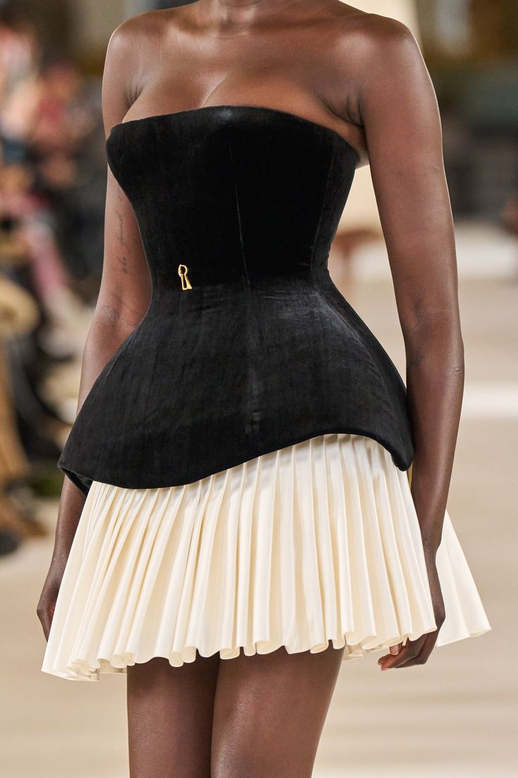 aemisias's tweet photo. Schiaparelli, SS23 https://t.co/R4R3X8aFdF