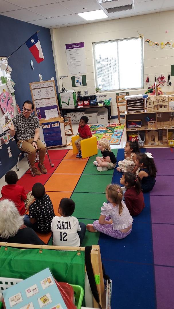 Thank you @GilbertBarrer13 for being our celebrity reader at @NISDGlenn in @PreKPerdue pre-k class! #WOTYC @NISD_ECE @nisdelemelar @michelleRfine