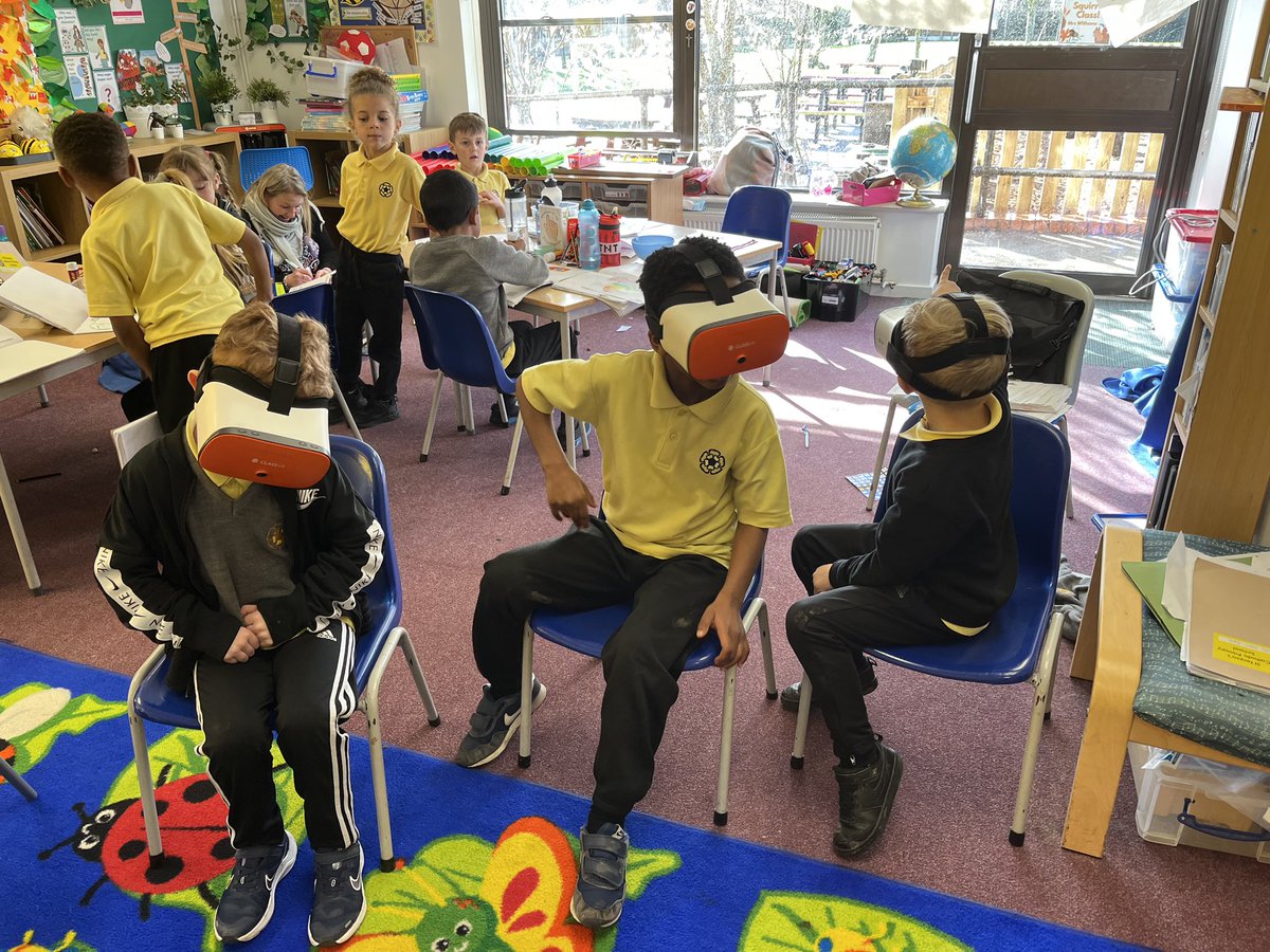 StTeresasRoch's tweet photo. We had #VR lessons this half term! Lots of #exploring, #learning and #fun to be had across the curriculum. #classvr #setsa https://t.co/XTRzpU9XF2