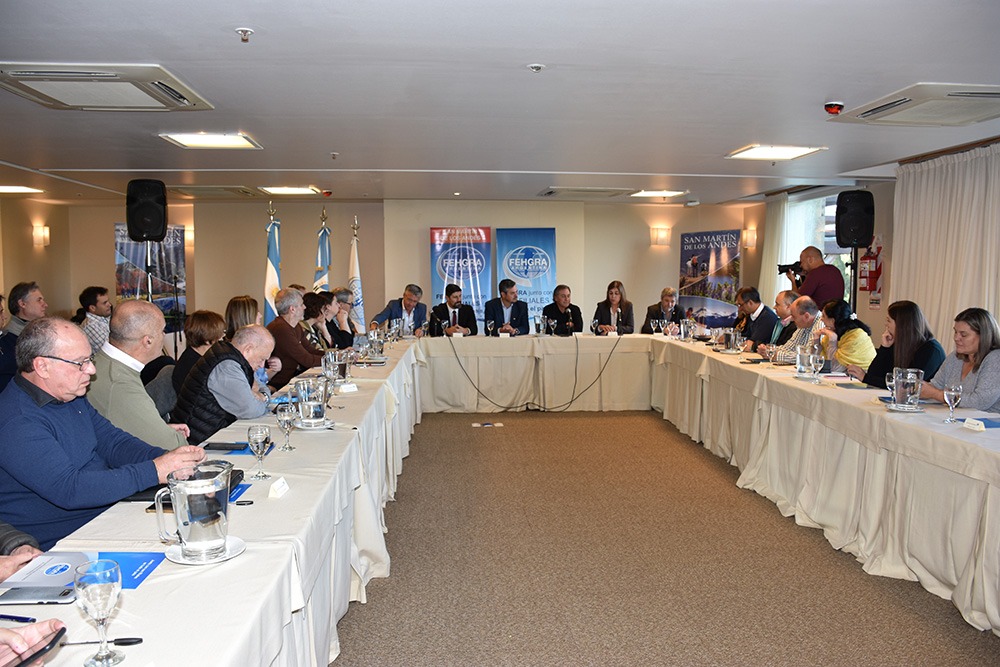 fehgra's tweet photo. Estamos en San Martín de los Andes en la Reunión de la Región Patagónica, que convoca hoy a alrededor de 50 dirigentes empresarios hoteleros y gastronómicos. https://t.co/H9qWUR04ED