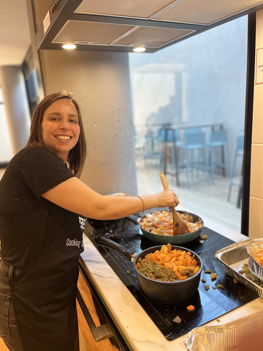 ReeAutoOfficial's tweet photo. Today #TeamREE came together to prepare meals for families in need during the Passover holiday. The meals will be distributed to families in need through ‘Project Krovit”, a local charity that prepares and distributes food during the holidays. #ThisIsREE #PoweredByREE https://t.co/gmWnpWEbuC