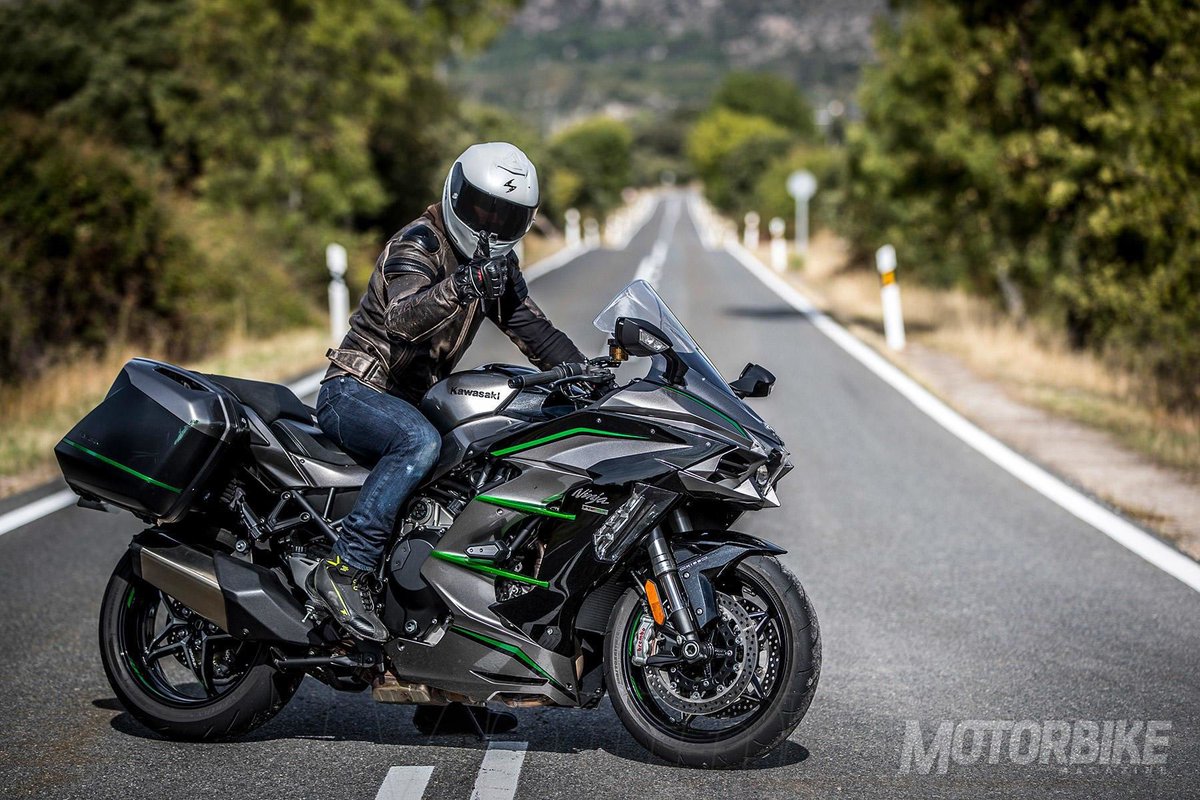 fuenesparza's tweet photo. gente normal en moto / yo en mi motillo

choose your fighter https://t.co/RsHw1GmBvA