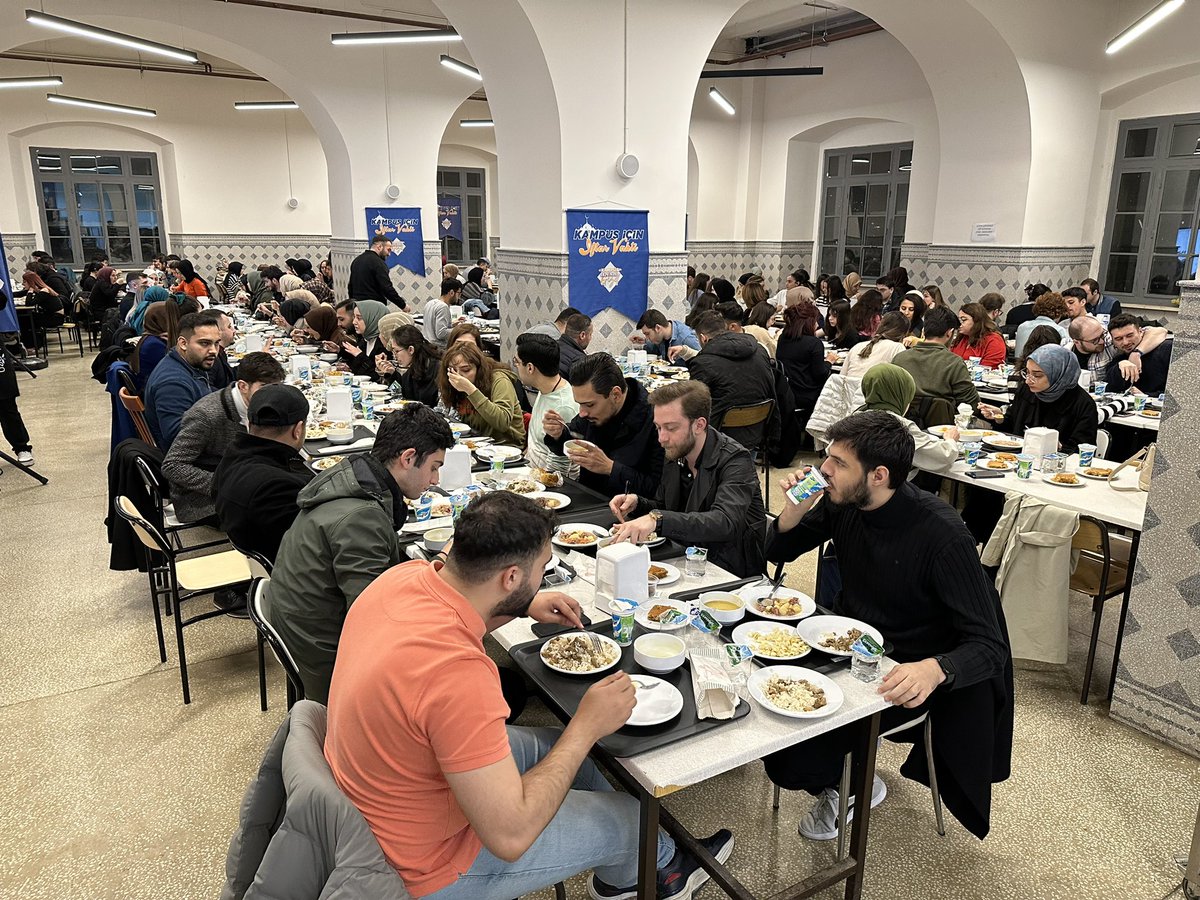 UNIAKIstanbul's tweet photo. 📍 Sağlık Bilimleri Üniversitesi İçin İftar Vakti✨

Sağlıklı yarınlarımız için eğitim gören Üniversite öğrencisi arkadaşlarımızla birlikte Sağlık Bilimleri Üniversitesi’nde bir araya geldik. Öğrenci Kulüplerimize misafirperverlikleri için teşekkür ederiz. https://t.co/CAMecC9q1x