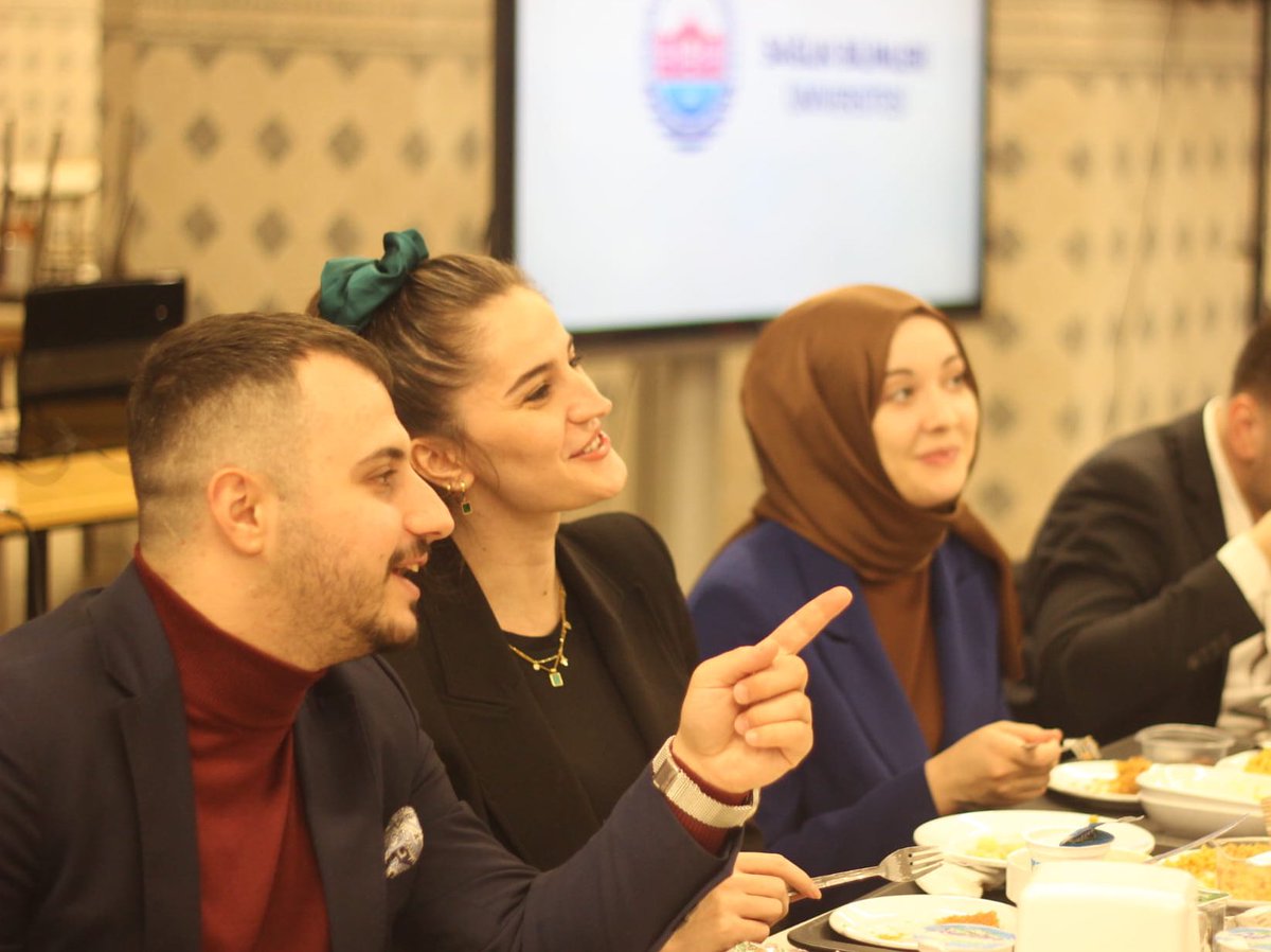 UNIAKIstanbul's tweet photo. 📍 Sağlık Bilimleri Üniversitesi İçin İftar Vakti✨

Sağlıklı yarınlarımız için eğitim gören Üniversite öğrencisi arkadaşlarımızla birlikte Sağlık Bilimleri Üniversitesi’nde bir araya geldik. Öğrenci Kulüplerimize misafirperverlikleri için teşekkür ederiz. https://t.co/CAMecC9q1x